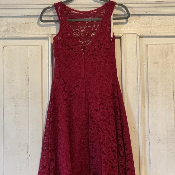 Elegant Lace Sleeveless Dress - Red - Picture 2 of 4